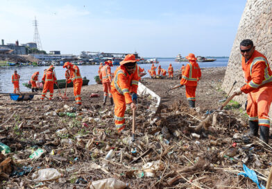 Prefeitura de Manaus inicia operação de limpeza na orla do São Raimundo e intensifica ações durante a estiagem