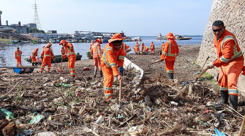 Prefeitura de Manaus inicia operação de limpeza na orla do São Raimundo e intensifica ações durante a estiagem