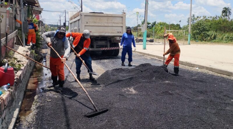 Prefeitura de Manaus aplica 40 toneladas de asfalto e recupera rua no Jorge Teixeira