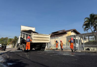 Prefeitura de Manaus aplica 40 toneladas de asfalto e recupera rua no conjunto Villar Câmara