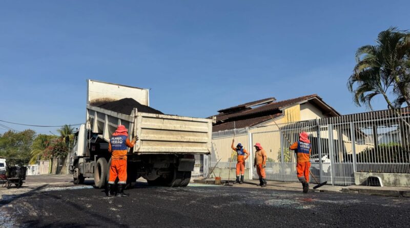 Prefeitura de Manaus aplica 40 toneladas de asfalto e recupera rua no conjunto Villar Câmara
