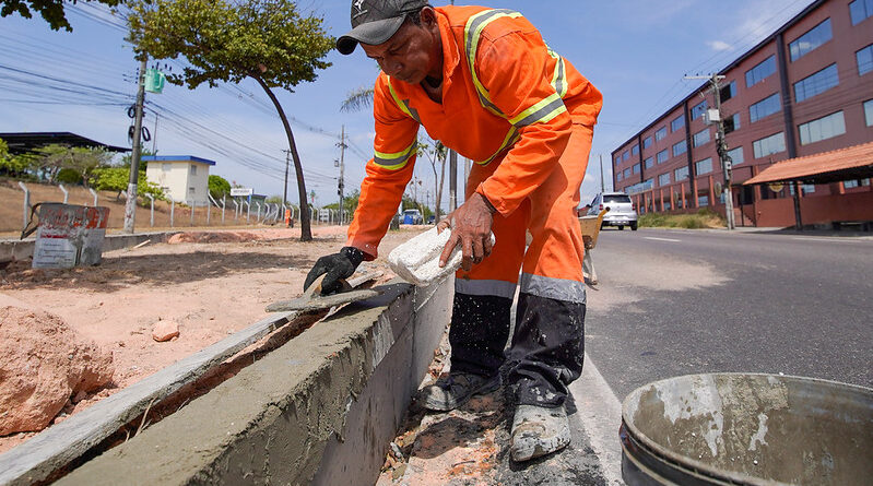 Prefeitura de Manaus avança com obras de revitalização de canteiros centrais e reforça segurança no trânsito