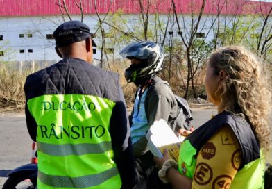 Motociclistas recebem orientação em blitz educativa no Distrito Industrial durante a ‘Semana Nacional de Trânsito’