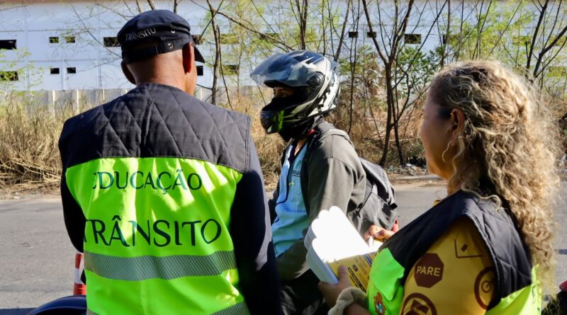 Motociclistas recebem orientação em blitz educativa no Distrito Industrial durante a ‘Semana Nacional de Trânsito’