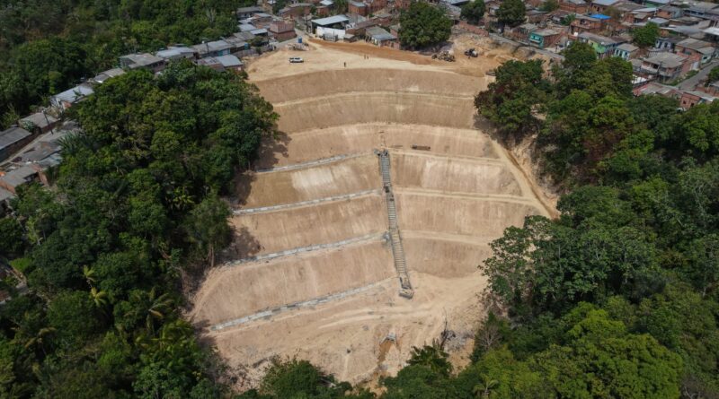 Prefeitura de Manaus avança em obra de contenção de erosão na rua Alumínio, no Tancredo Neves