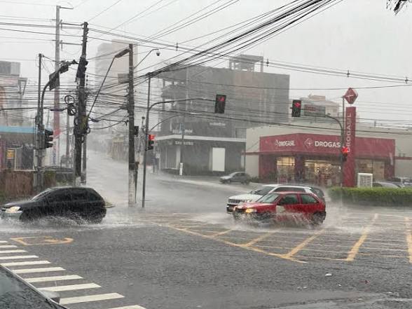 Em nota, a Prefeitura de Manaus informa emissão de alertas para chuva intensa, alagamentos e deslizamentos na capital