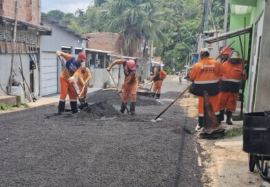Prefeitura de Manaus aplica 45 toneladas de asfalto e recupera rua Cavaquinho, no Colônia Terra Nova