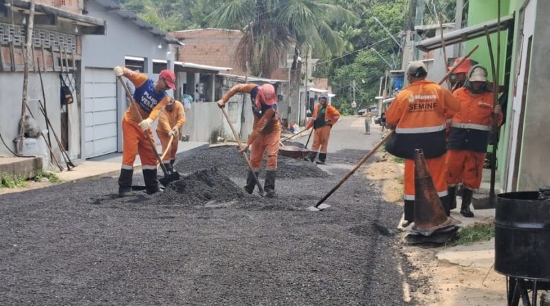 Prefeitura de Manaus aplica 45 toneladas de asfalto e recupera rua Cavaquinho, no Colônia Terra Nova