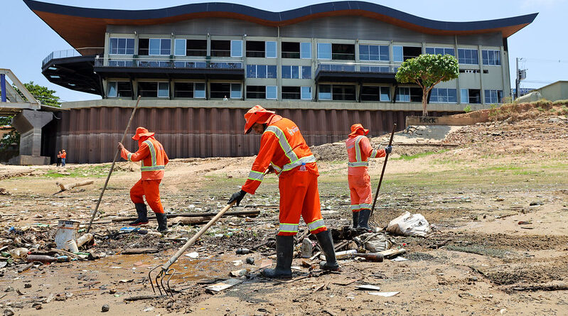 Prefeitura de Manaus intensifica limpeza da orla do rio Negro com mais de 500 trabalhadores
