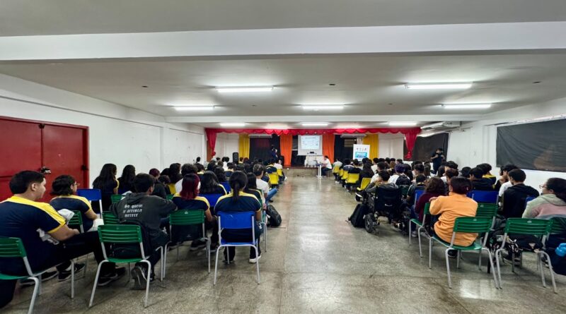 Mais de 100 alunos da zona Norte recebem orientações sobre direitos do consumidor em ação da Prefeitura de Manaus