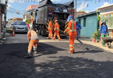 Prefeitura de Manaus reforça recuperação asfáltica no bairro São José com apoio de equipamento pesado