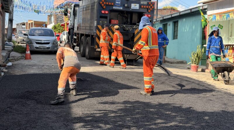 Prefeitura de Manaus reforça recuperação asfáltica no bairro São José com apoio de equipamento pesado
