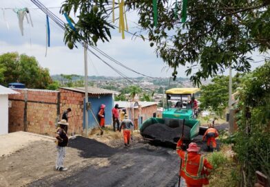 Prefeitura de Manaus aplica 260 toneladas de asfalto no recapeamento da rua Lua Cheia, na zona Norte