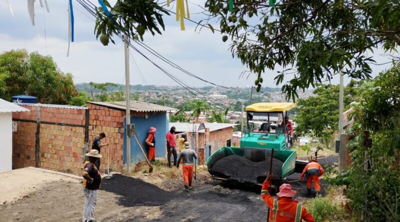 Prefeitura de Manaus aplica 260 toneladas de asfalto no recapeamento da rua Lua Cheia, na zona Norte