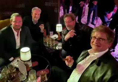 Foto mostra Gonet e Vorcaro fumando charuto em Londres