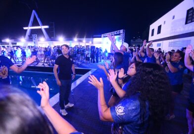 Jender Lobato recebe carinho da Nação Azul e Branca durante evento da Marujada em Manaus