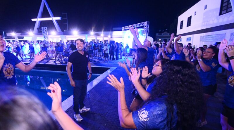 Jender Lobato recebe carinho da Nação Azul e Branca durante evento da Marujada em Manaus