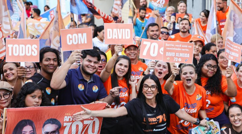 Em caminhada na Glória e São Raimundo, Dra. Shádia destaca ações da gestão David nos bairros