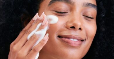Como preparar a pele para a maquiagem durar em festivais?