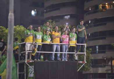 Flávio Bolsonaro comanda ‘BLOCO DO 22’ para fortalecer antipetismo em Manaus após ato da esquerda