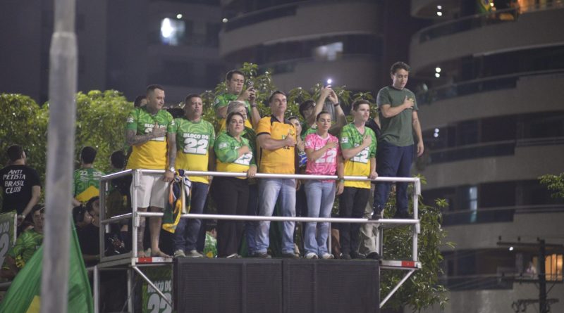 Flávio Bolsonaro comanda ‘BLOCO DO 22’ para fortalecer antipetismo em Manaus após ato da esquerda