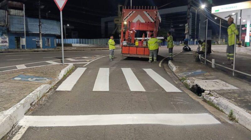 Prefeitura de Manaus reforça sinalização viária para organizar o trânsito e proteger pedestres e motoristas