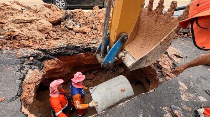 Prefeitura de Manaus recupera drenagem na avenida Tefé após encontrar lixo e objetos descartados irregularmente na tubulação