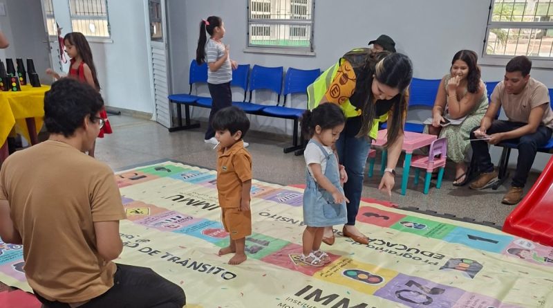 Prefeitura de Manaus orienta crianças sobre segurança no trânsito na zona Leste