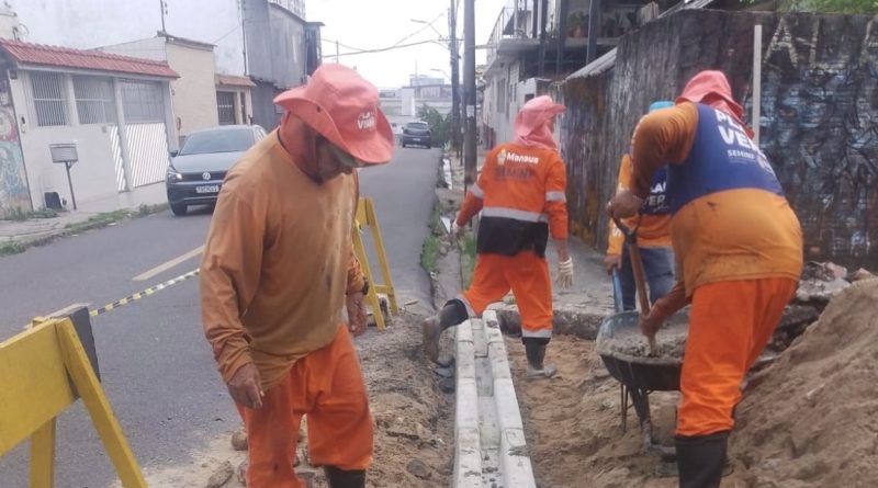 Prefeitura de Manaus implanta canaleta no São Francisco para melhorar drenagem e proteger via de danos