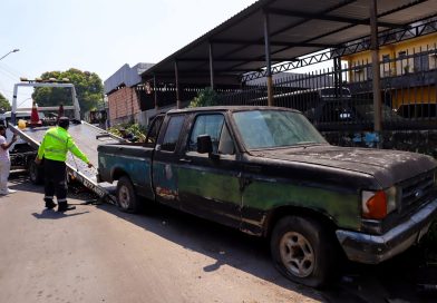 Prefeitura de Manaus realiza operação ‘Sucata’ para liberar calçadas no bairro Cidade de Deus