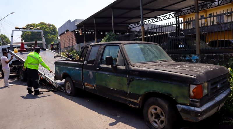 Prefeitura de Manaus realiza operação ‘Sucata’ para liberar calçadas no bairro Cidade de Deus