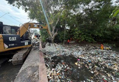 Prefeitura de Manaus reforça limpeza e remoção de resíduos do igarapé do conjunto Senador João Bosco