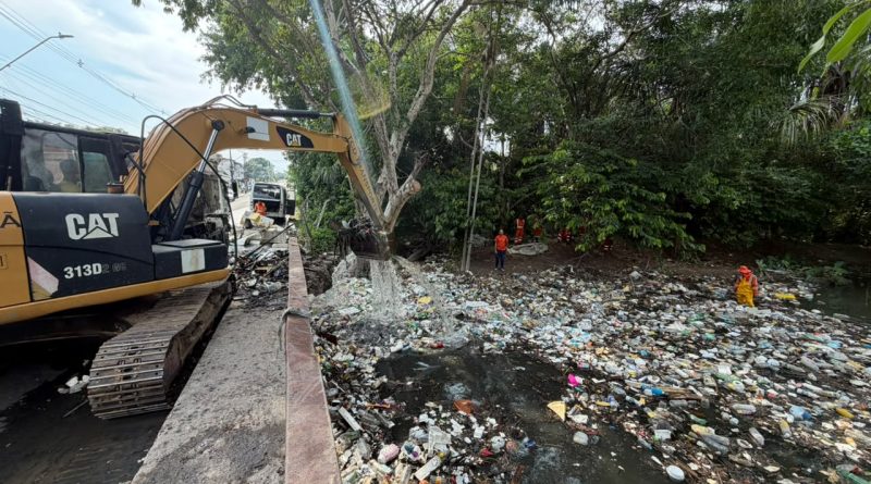 Prefeitura de Manaus reforça limpeza e remoção de resíduos do igarapé do conjunto Senador João Bosco
