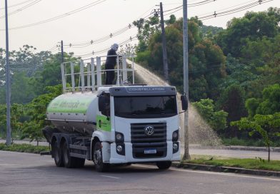 Prefeitura intensifica ações ambientais em combate às queimadas e utiliza 60 mil litros de água para irrigar áreas verdes de Manaus com caminhões-pipa