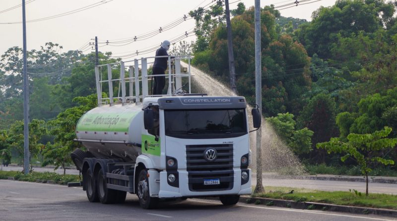Prefeitura intensifica ações ambientais em combate às queimadas e utiliza 60 mil litros de água para irrigar áreas verdes de Manaus com caminhões-pipa