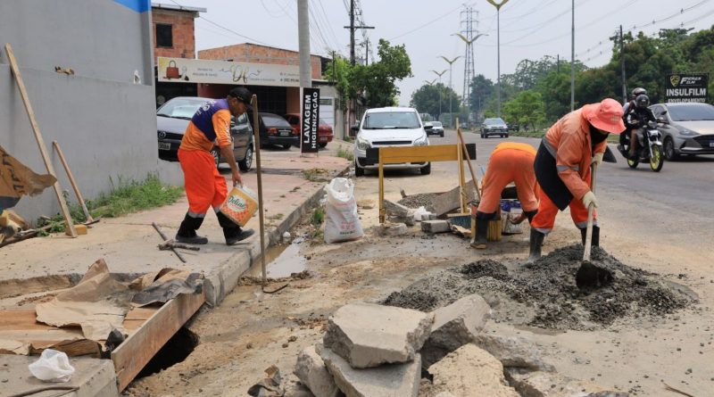Prefeitura de Manaus reconstrói caixa coletora na zona Leste e reforça segurança de pedestres