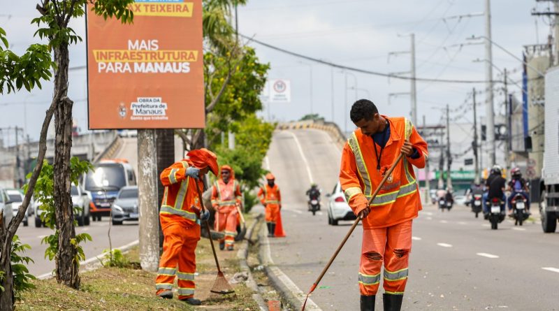 Prefeitura de Manaus mobiliza mais de 60 trabalhadores para intensificar serviços de limpeza na avenida Max Teixeira