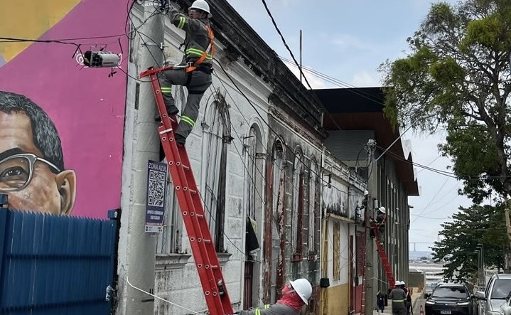 Prefeitura inicia nova etapa de combate à poluição visual com ordenamento de fios e cabos no Centro