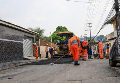 Prefeitura de Manaus aplica 120 toneladas de asfalto e melhora infraestrutura viária no Riacho Doce