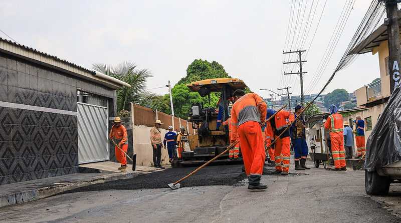 Prefeitura de Manaus aplica 120 toneladas de asfalto e melhora infraestrutura viária no Riacho Doce