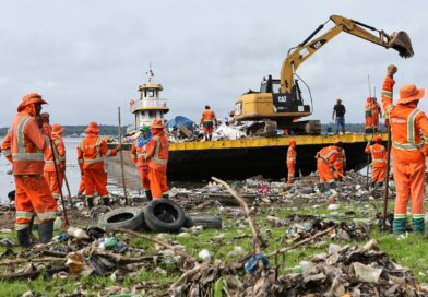 Prefeitura mobiliza 500 trabalhadores e intensifica limpeza na orla de Manaus