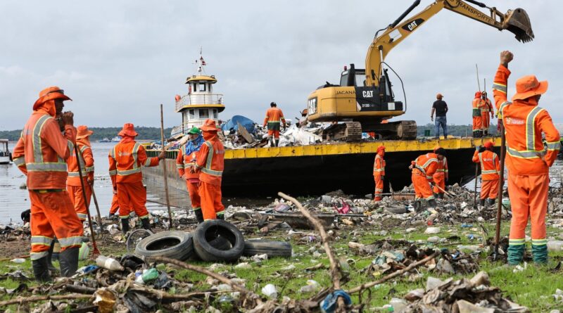 Prefeitura mobiliza 500 trabalhadores e intensifica limpeza na orla de Manaus