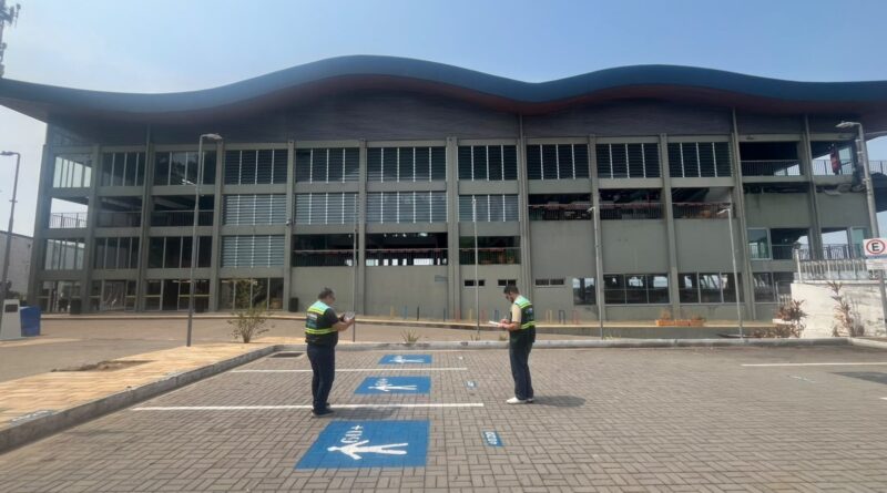 Prefeitura de Manaus fiscaliza sinalização da Zona Azul em pontos turísticos do centro histórico