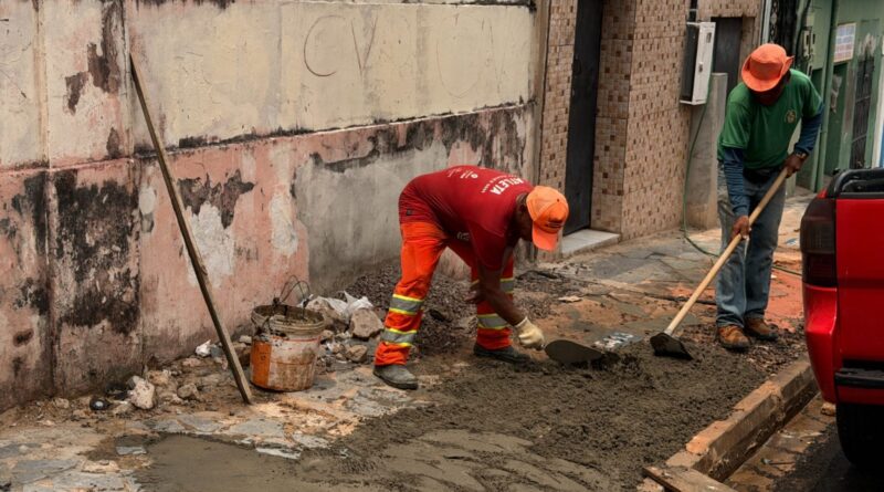 Prefeitura de Manaus recupera calçada e drenagem no centro histórico e garante mais segurança aos pedestres