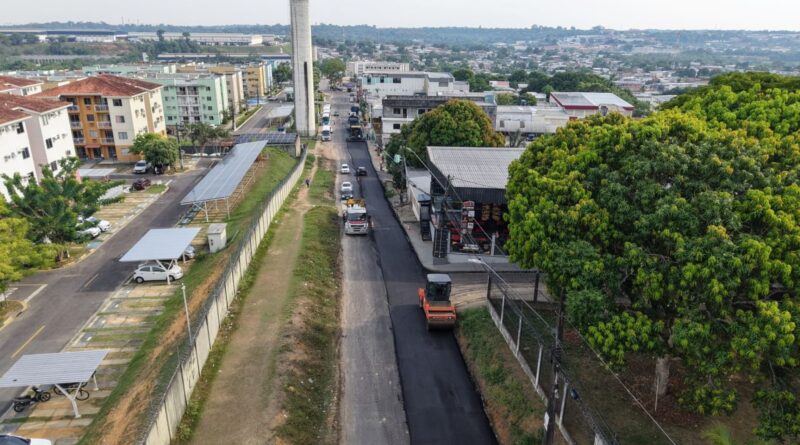 Prefeitura de Manaus aplica 110 toneladas de asfalto e avança na recuperação viária do Parque Rio Solimões
