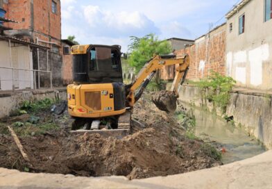 Prefeitura de Manaus remove resíduos de igarapé no bairro Cidade de Deus e reforça prevenção contra alagamentos
