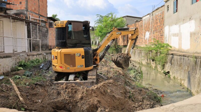 Prefeitura de Manaus remove resíduos de igarapé no bairro Cidade de Deus e reforça prevenção contra alagamentos