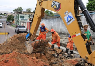 Prefeitura de Manaus atua em cratera no Japiim 2 e recupera rede de drenagem para garantir segurança na via