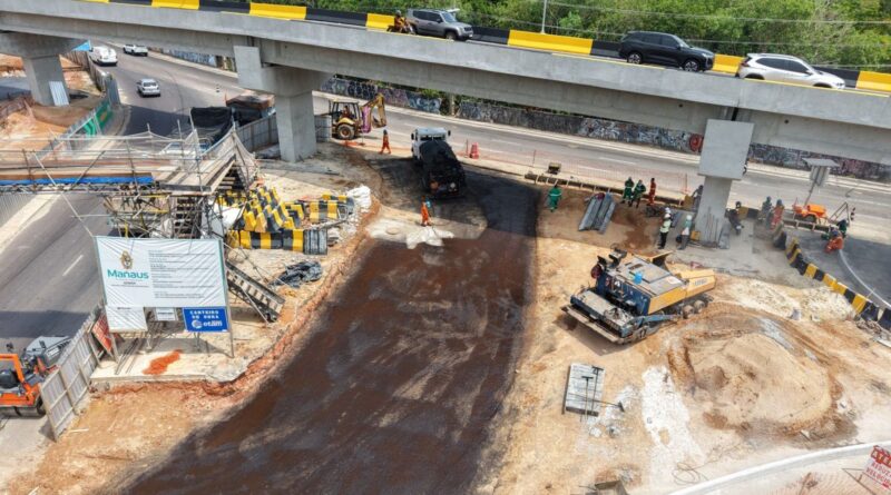 Prefeitura de Manaus realiza pavimentação de trecho da rotatória que integra o complexo viário Passarão
