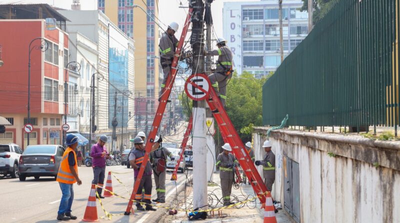 Prefeitura de Manaus dá continuidade ao ordenamento de fios e cabos sem uso no centro histórico